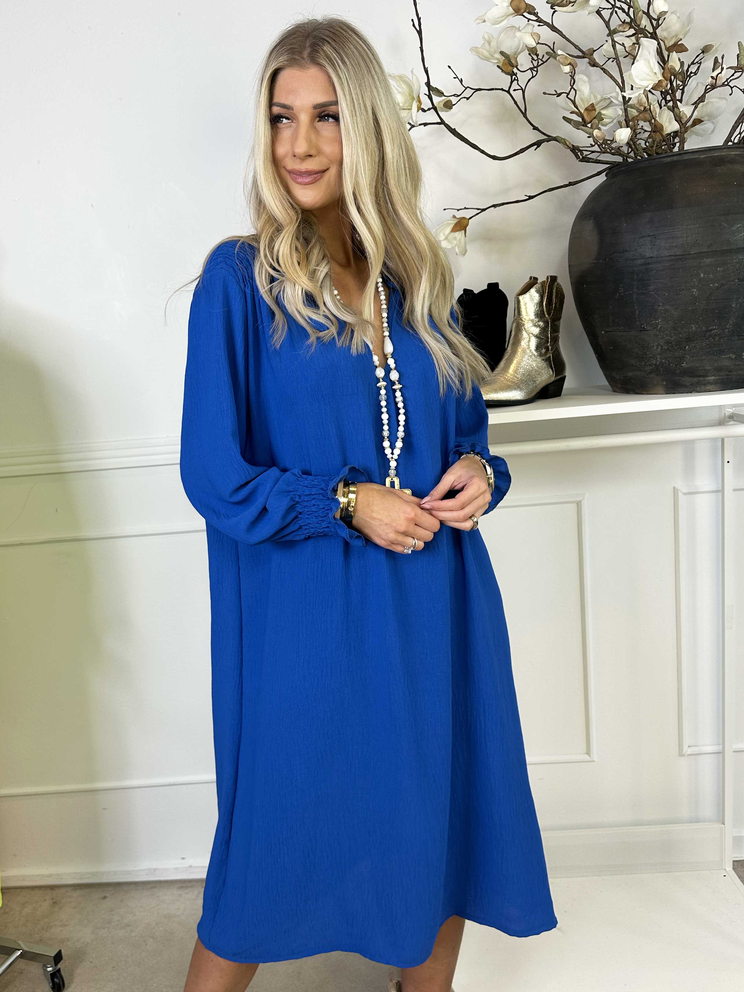 Marisol - Sød kjole med smock og v-udskæring